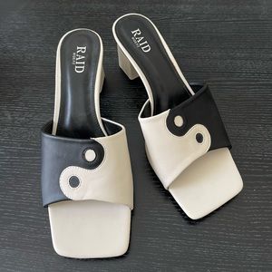 10 Wide - Ying Yang Mule Sandals - NWT